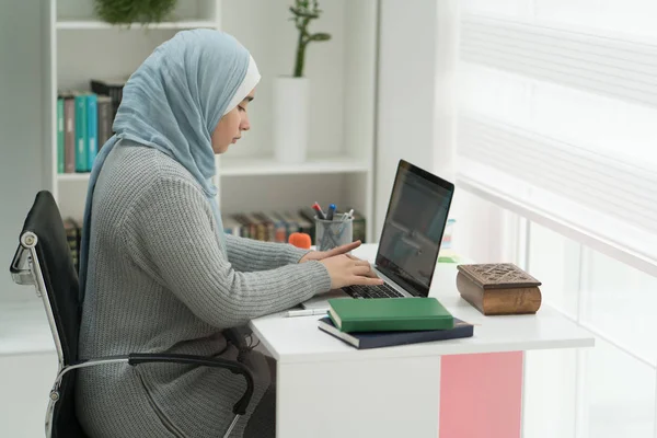 Giovane Ragazza Musulmana Che Lavora Sul Computer Portatile Casa Ufficio — Foto Stock