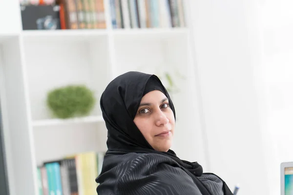 オフィスでラップトップに取り組んで若いイスラム教徒の女性 — ストック写真