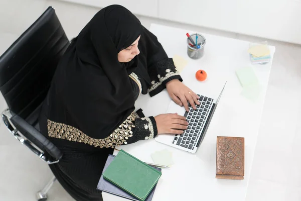 Giovane Donna Musulmana Che Lavora Sul Computer Portatile Ufficio — Foto Stock