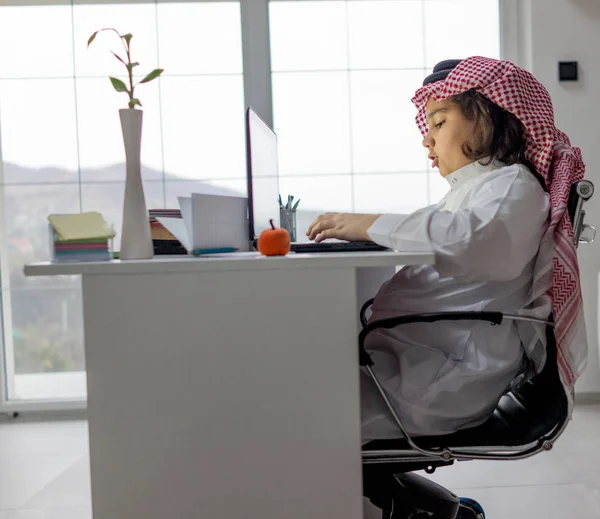Joven Hombre Negocios Árabe Trabajando Ordenador Portátil Escritorio —  Fotos de Stock