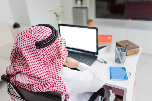 Jonge Arabische Zakenman Bezig Met Laptop Aan Balie — Stockfoto