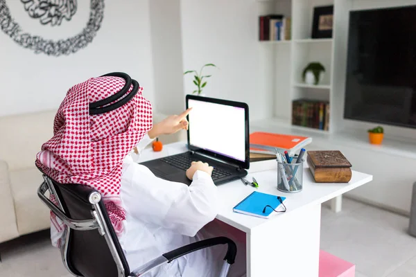 Junger Arabischer Geschäftsmann Arbeitet Laptop Schreibtisch — Stockfoto