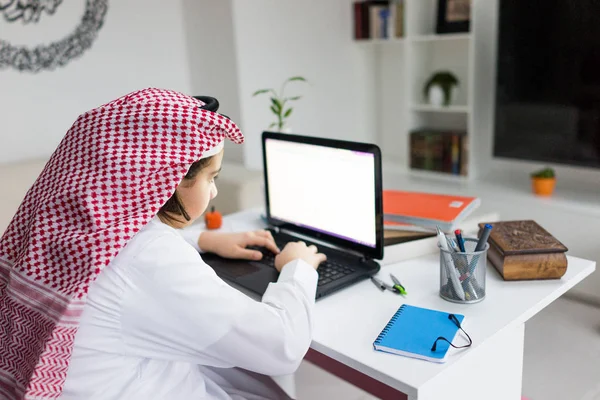 Laptop Pultnál Dolgozó Fiatal Arab Üzletember — Stock Fotó