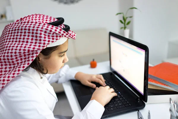 Unga Arabiska Affärsman Arbetar Laptop Skrivbord — Stockfoto