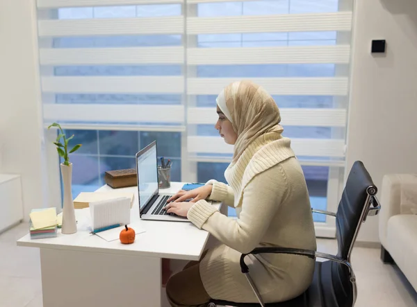 Giovane Ragazza Musulmana Che Lavora Sul Computer Portatile Casa Ufficio — Foto Stock