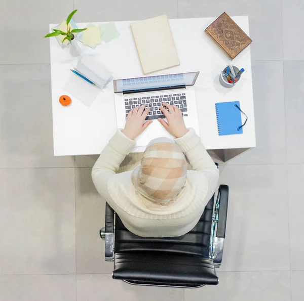 Giovane Ragazza Musulmana Che Lavora Sul Computer Portatile Casa Ufficio — Foto Stock