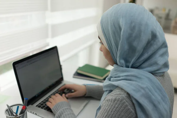 Fiatal Muszlim Lány Dolgozik Laptop Otthoni Iroda — Stock Fotó