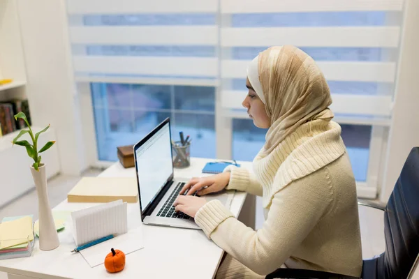 Giovane Ragazza Musulmana Che Lavora Sul Computer Portatile Casa Ufficio — Foto Stock