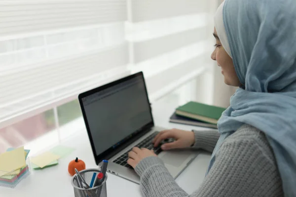 Mladá Muslimská Dívka Pracující Laptop Domácí Kancelář — Stock fotografie