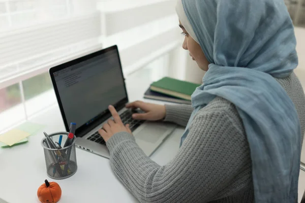 Giovane Ragazza Musulmana Che Lavora Sul Computer Portatile Casa Ufficio — Foto Stock