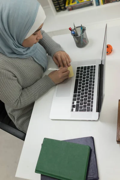 Jovem Muçulmana Trabalhando Laptop Escritório Casa — Fotografia de Stock