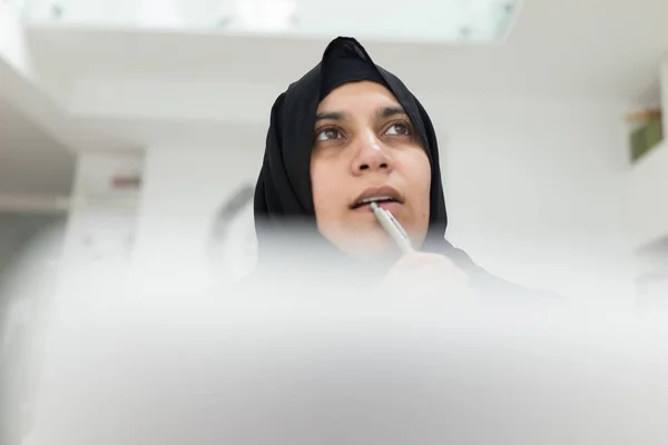 Junge Arabische Geschäftsfrau Arbeitet Hause Büro — Stockfoto