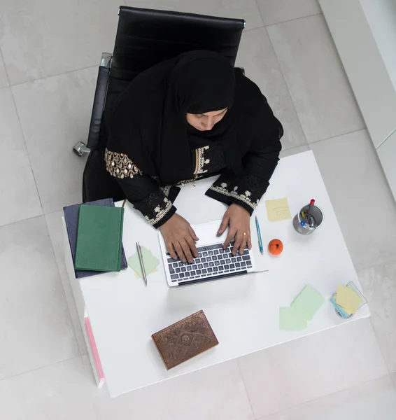 Giovane Donna Musulmana Che Lavora Sul Computer Portatile Ufficio — Foto Stock