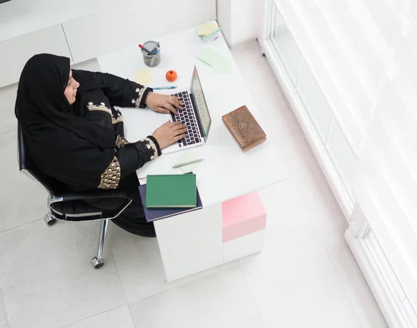 Giovane Donna Musulmana Che Lavora Sul Computer Portatile Ufficio — Foto Stock