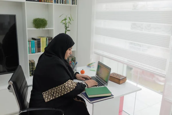 Junge Muslimin Arbeitet Büro Laptop — Stockfoto