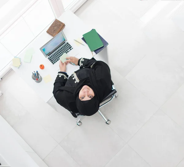 Giovane Donna Musulmana Che Lavora Sul Computer Portatile Ufficio — Foto Stock