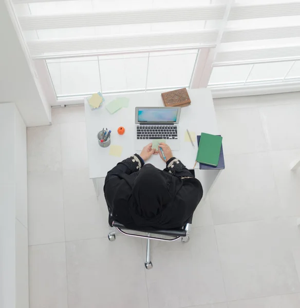 Mujer Musulmana Joven Trabajando Ordenador Portátil Oficina — Foto de Stock