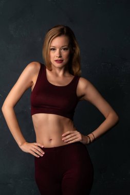 İnce uzun boylu sarışın bir Bordo bluz ve pantolon