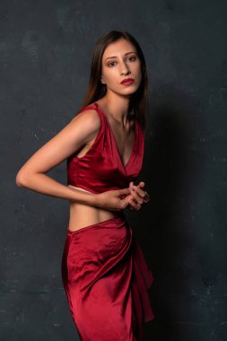 Parlak kırmızı elbiseli uzun boylu ince Ukraynalı esmer