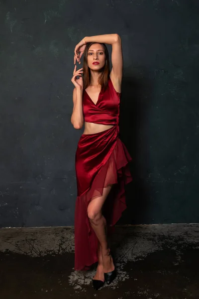 Alta Esbelta Morena Ucraniana Vestido Rojo Brillante —  Fotos de Stock
