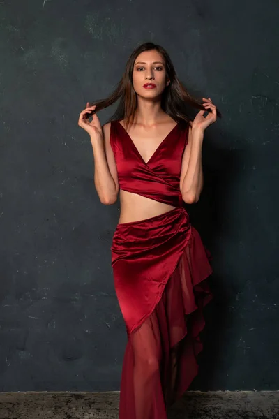 Alta Morena Ucraniana Delgada Vestido Vermelho Brilhante — Fotografia de Stock