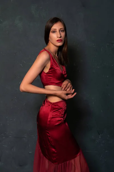 Tall Slender Ukrainian Brunette Bright Red Dress — Stock Photo, Image