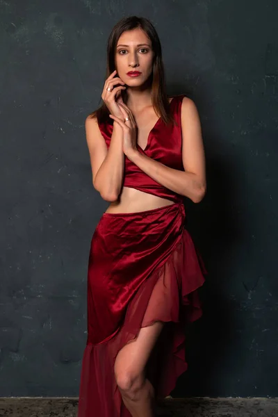 Высокая Стройная Украинская Брюнетка Ярко Красном Платье — стоковое фото
