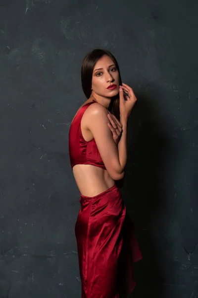 Alta Esbelta Morena Ucraniana Vestido Rojo Brillante — Foto de Stock