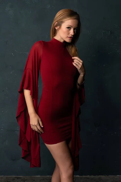 ゆったりした袖の短い赤いドレスを着た背の高い細いブロンド — ストック写真