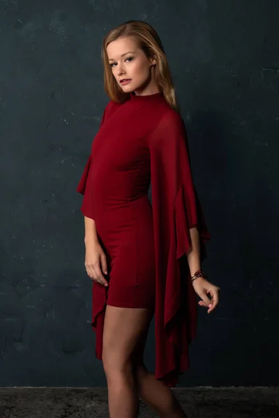Große Schlanke Blondine Einem Kurzen Roten Kleid Mit Voluminösen Ärmeln — Stockfoto