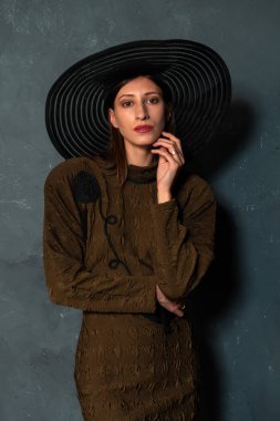 Uzun boylu ince Ukraynalı esmer kahverengi elbise ve siyah şapka