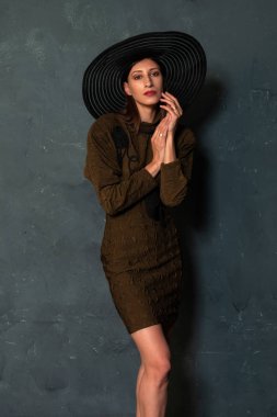 Uzun boylu ince Ukraynalı esmer kahverengi elbise ve siyah şapka