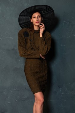 Uzun boylu ince Ukraynalı esmer kahverengi elbise ve siyah şapka