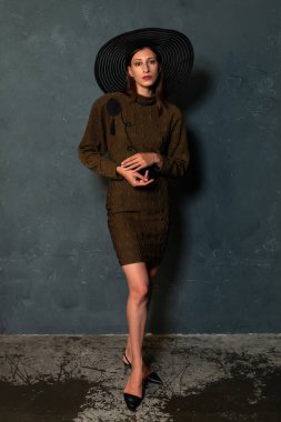 Uzun boylu ince Ukraynalı esmer kahverengi elbise ve siyah şapka