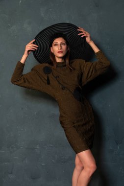 Uzun boylu ince Ukraynalı esmer kahverengi elbise ve siyah şapka