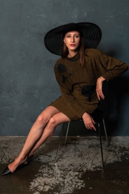 Uzun boylu ince Ukraynalı esmer kahverengi elbise ve siyah şapka