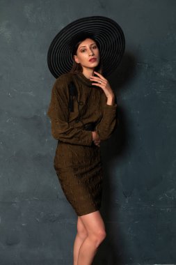 Uzun boylu ince Ukraynalı esmer kahverengi elbise ve siyah şapka