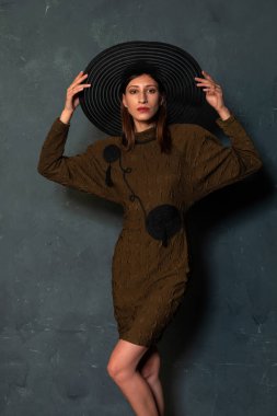 Uzun boylu ince Ukraynalı esmer kahverengi elbise ve siyah şapka
