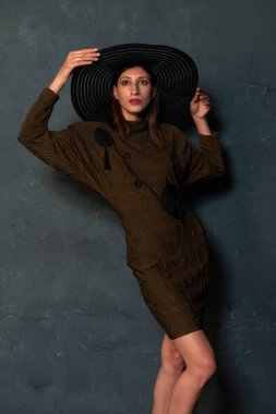 Uzun boylu ince Ukraynalı esmer kahverengi elbise ve siyah şapka