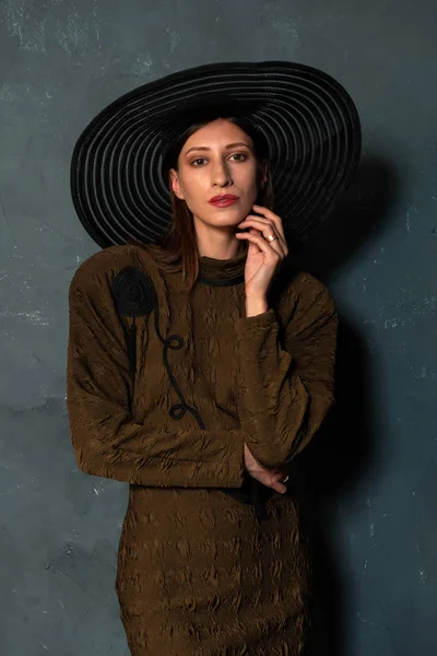 Uzun boylu ince Ukraynalı esmer kahverengi elbise ve siyah şapka