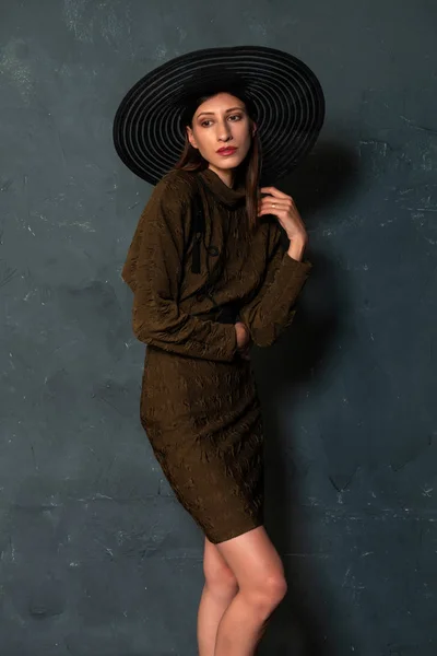 茶色のドレスと黒の帽子の背の高い細身のウクライナ語ブルネット — ストック写真