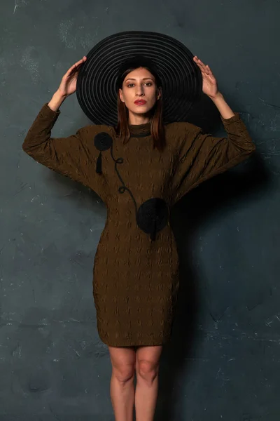 Große Schlanke Ukrainische Brünette Einem Braunen Kleid Und Schwarzem Hut — Stockfoto
