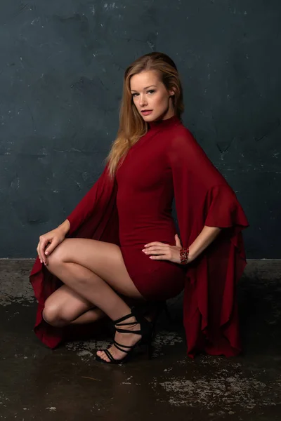 Alta Rubia Delgada Vestido Corto Rojo Con Mangas Voluminosas — Foto de Stock