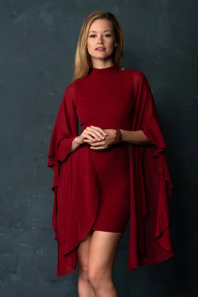 Hacimli Kolları Kısa Bir Kırmızı Elbiseli Uzun Boylu Ince Sarışın — Stok fotoğraf
