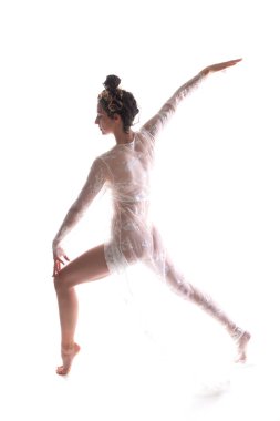 Uzun boylu esmer bir saf beyaz dantel şal dans ince