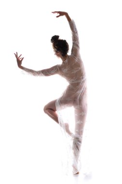 Uzun boylu esmer bir saf beyaz dantel şal dans ince