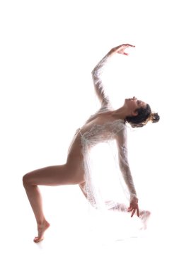 Uzun boylu esmer bir saf beyaz dantel şal dans ince