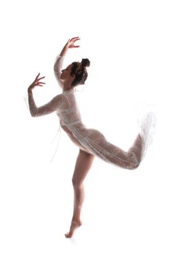 Uzun boylu esmer bir saf beyaz dantel şal dans ince