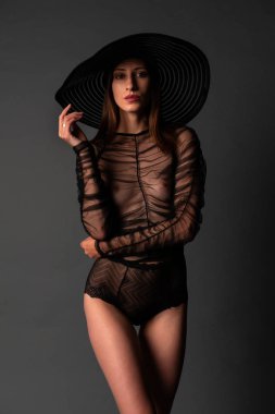 Şeffaf kahverengi bir elbise uzun boylu ince Ukraynalı esmer