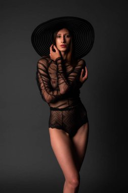 Şeffaf kahverengi bir elbise uzun boylu ince Ukraynalı esmer